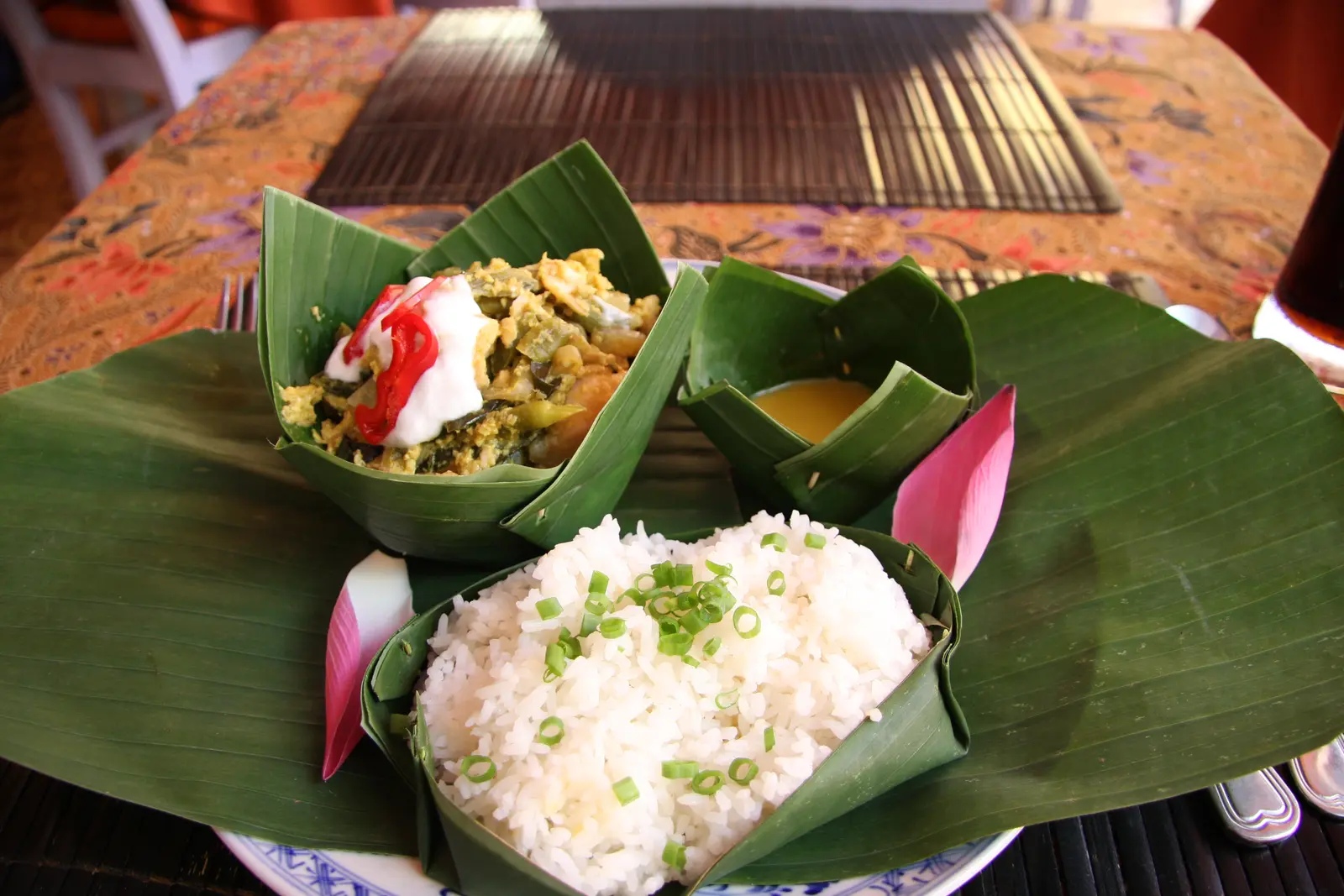 Amok cambodgien servi dans une feuille de bananier avec du riz