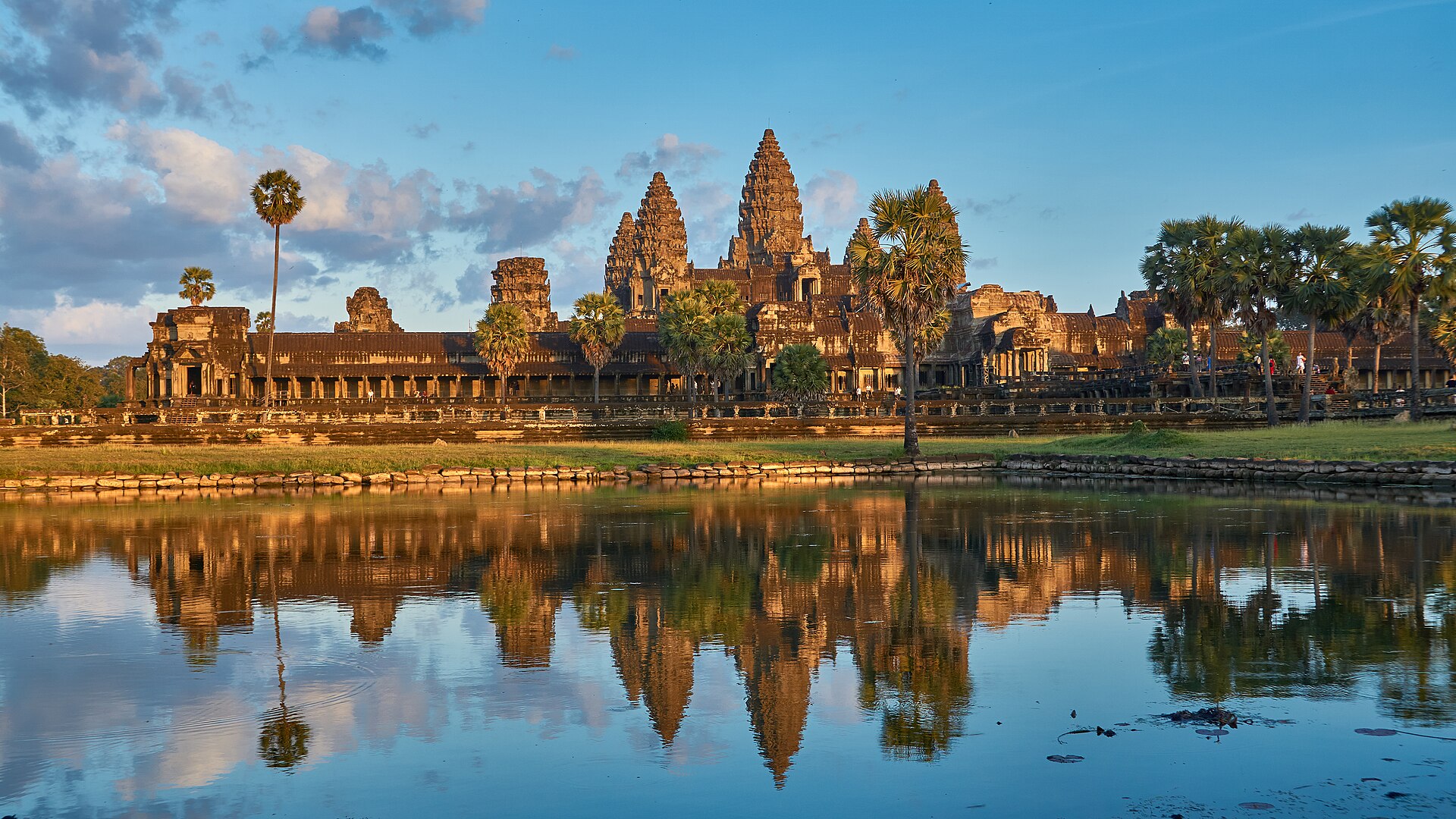 Angkor Wat éclairé par le soleil couchant et reflété dans l’eau, photographie documentaire