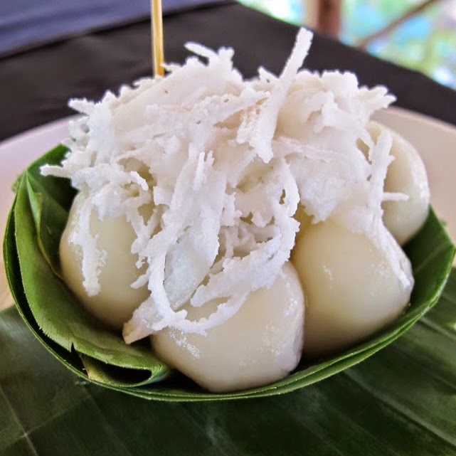 Num Plae Ai, boulettes de riz gluant cambodgiennes roulées dans la noix de coco