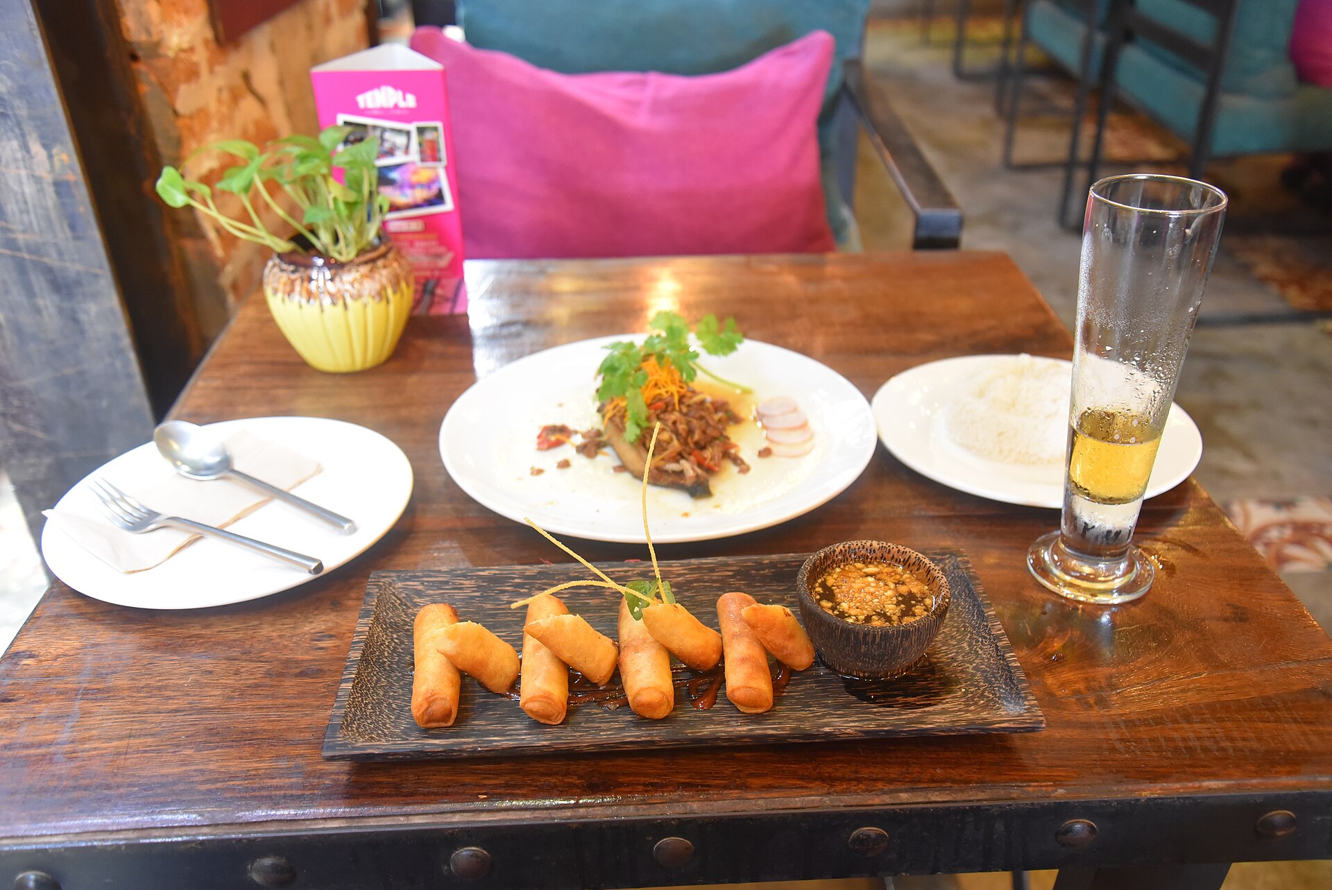 Table cambodgienne avec riz, plats chauds et accompagnements